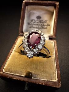 Anello  con  Rubino  a  goccia  Diamanti  